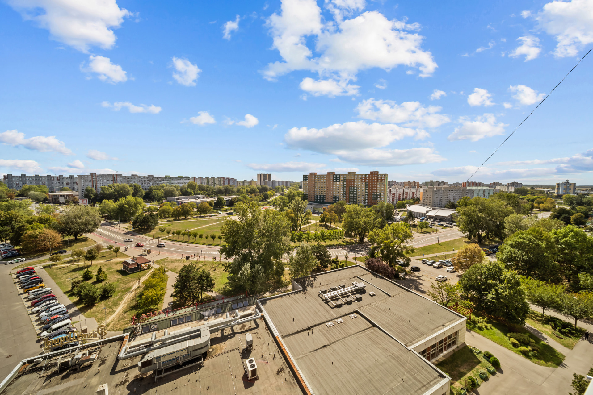 Výhľad z 10. poschodia na zeleň a park pred domom