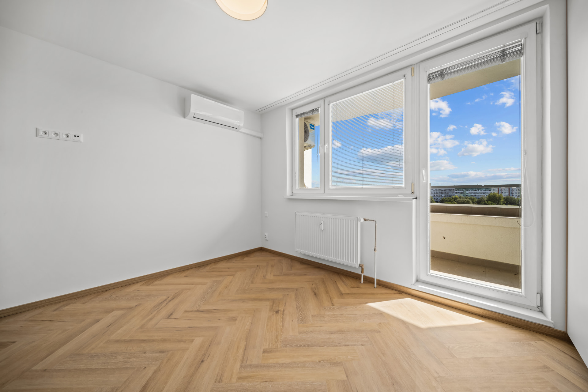 Obývací priestor s výhľadom a vstupom na balkón